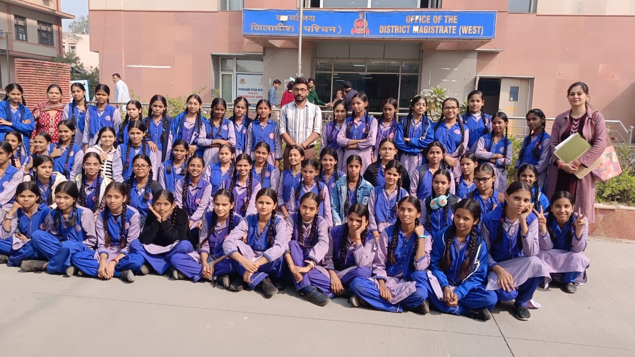 Girls of GSSS No. 2 Khyala Visit Digital Sathi Centre, West Delhi